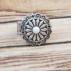 Daringly Daisy - White Ring