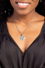 Load image into Gallery viewer, Minimal EFFORTLESS - Green Necklace